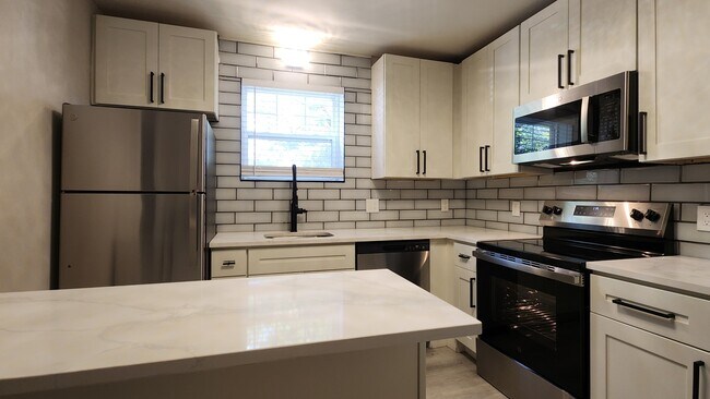 Building Photo - 803 Westwood Dr