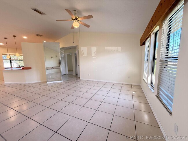 Foto del edificio - 2225 SE Melaleuca Blvd