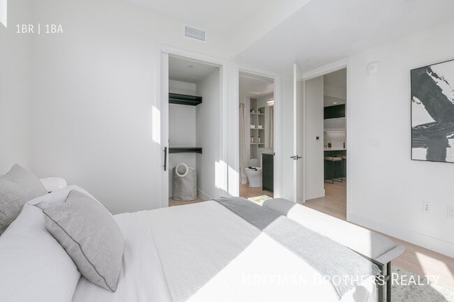 Building Photo - 200 N Toluca St