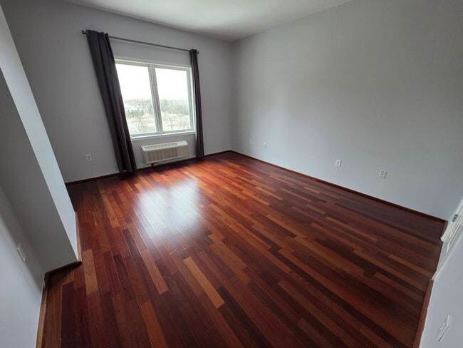 Building Photo - PRICE REDUCTION! & NO LEASING FEE REQUIRED