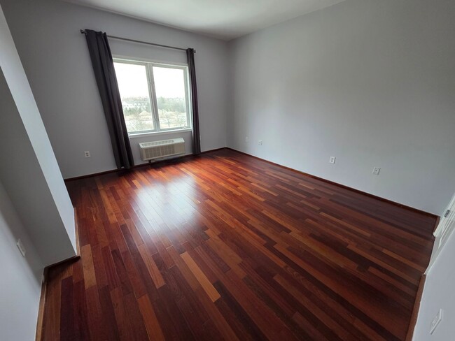 Foto del edificio - PRICE REDUCTION! & NO LEASING FEE REQUIRED