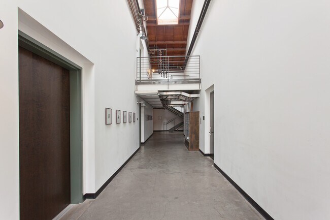 Building Photo - 1046 Princeton Dr