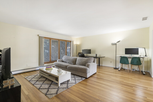 Spacious living room - 1514 8th St