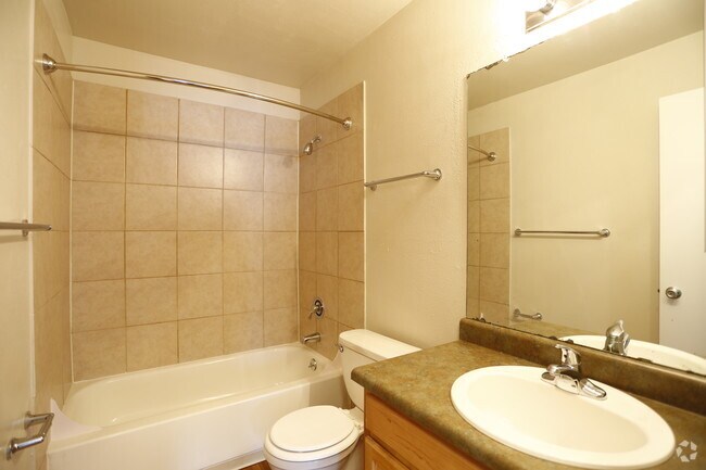 1HAB, 1BA - 680 ft² - Greentree Village Apartments