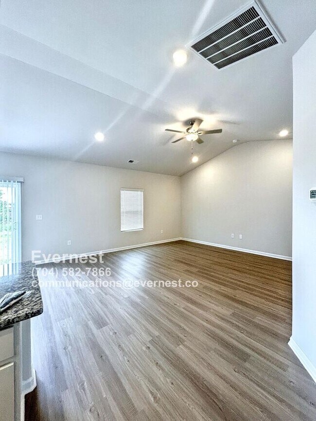Foto del edificio - 129 Lightning Dr