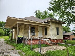 Building Photo - 1111 N Oak Ave