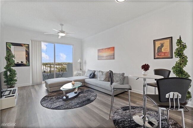 Foto del edificio - 1 br, 1 bath Condo - 2401 NE 65th St