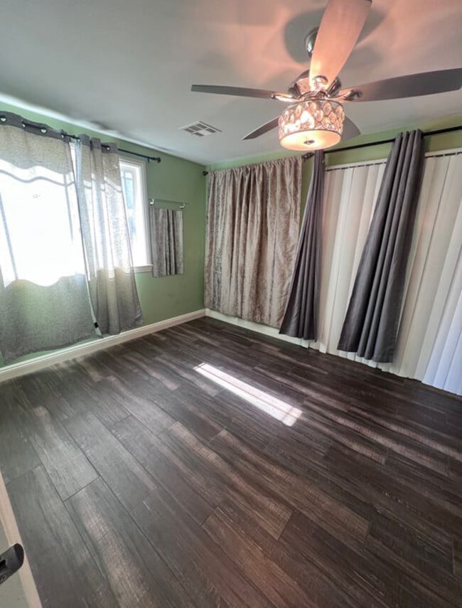 Foto del edificio - 28823 Kenroy Ave