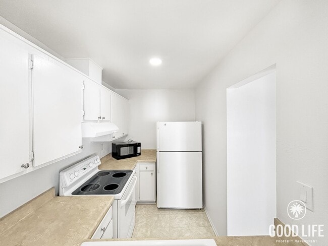 Building Photo - Charming 1BD/1BA W/ Reserved Parking and Community Laundry in Linda Vista!