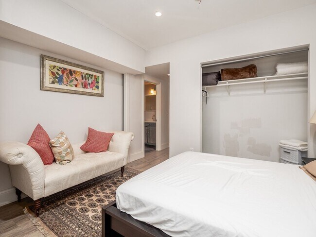 Building Photo - 9/1/26 Large two-level 6BR/3.5BA in Mission Hill/JP area