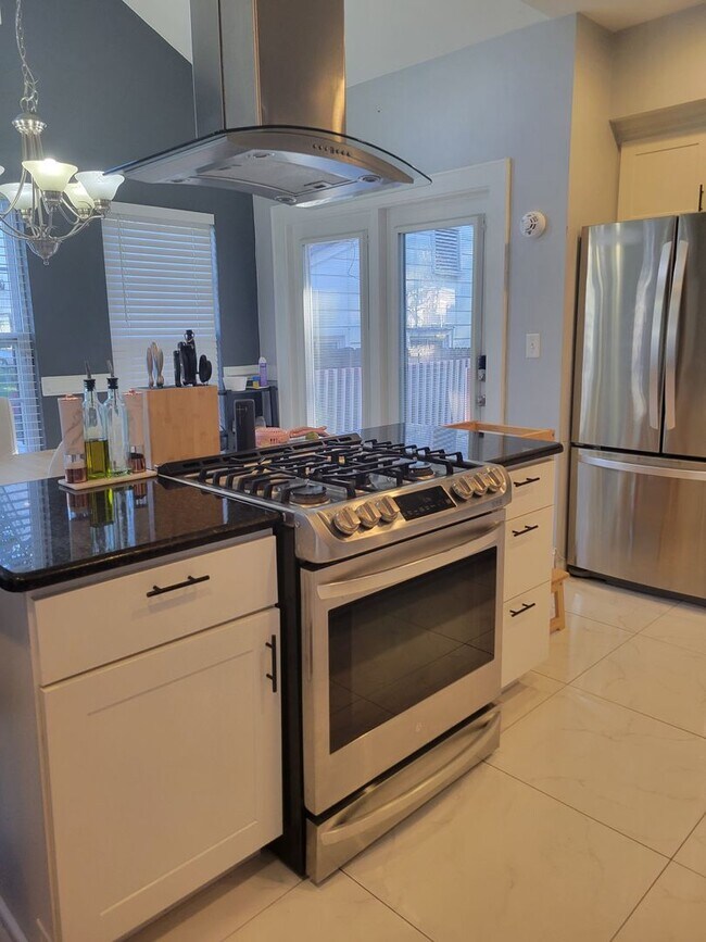 Building Photo - 4BR / 4BA Single-Family Home Near Norfolk ...