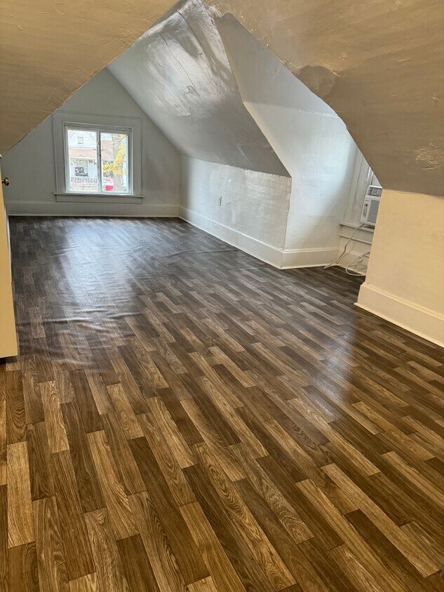 Foto principal - 2 bedroom 1 bath upstairs apartment all ut...