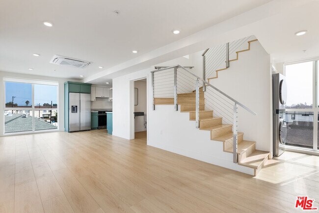 Foto del edificio - 8561 Belmont St