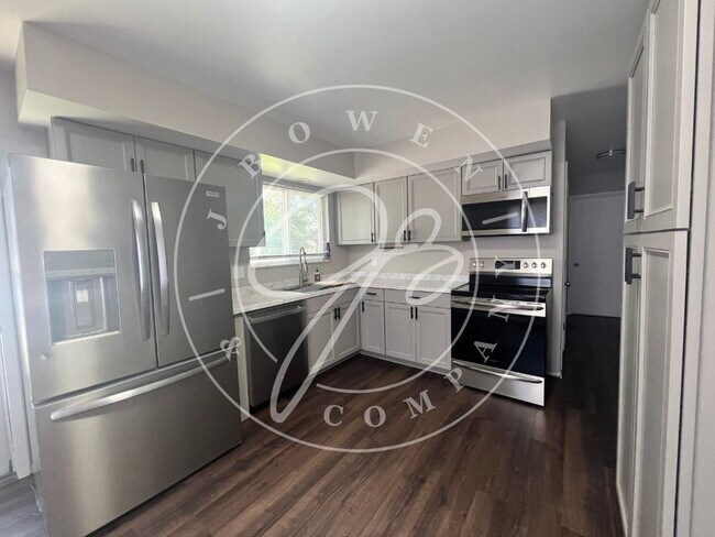 Foto del edificio - "Charming 4-Bed Home with Finished Basemen...