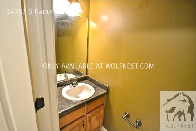 Building Photo - No Deposit Option! Elegant 3 Bedroom South...