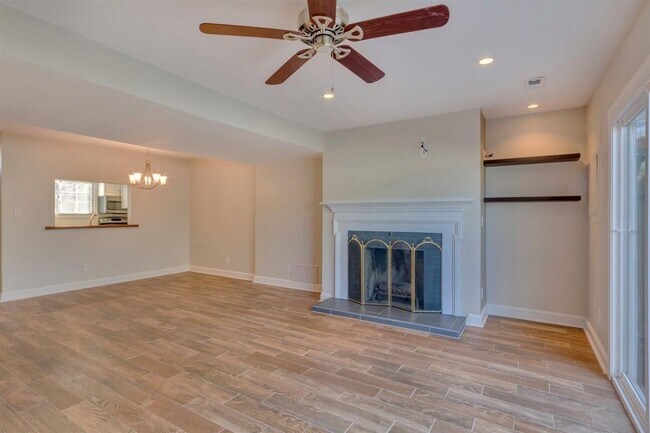 Building Photo - 2 Bedroom Condo at Garden Court!