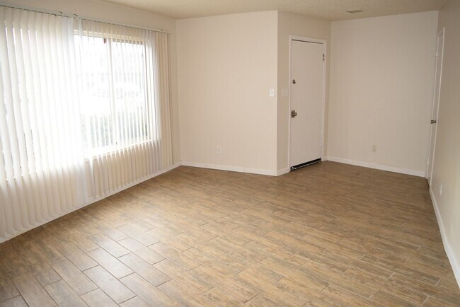 Foto del edificio - 6049 Northcrest Cir