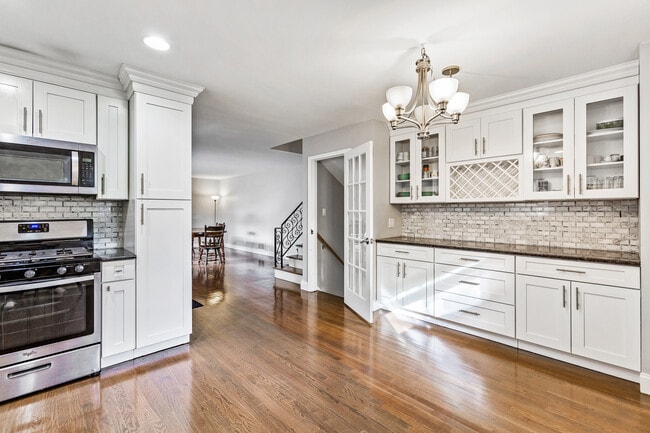 Building Photo - 10 Chestnut Ridge Rd