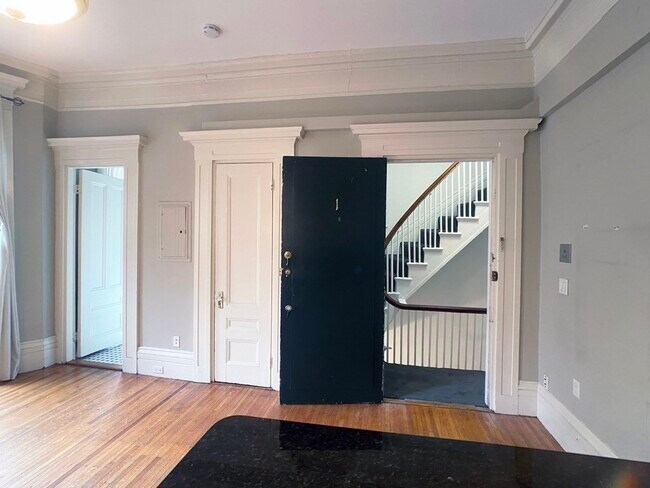 Building Photo - 106 Charles St