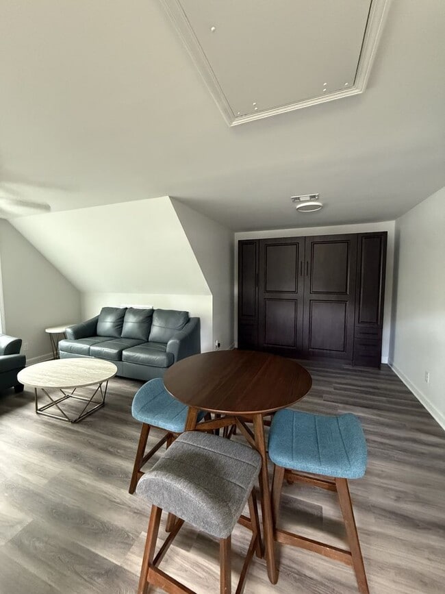 Foto del edificio - STUDIO APARTMENT PRE-LEASING FOR AUGUST 2026!