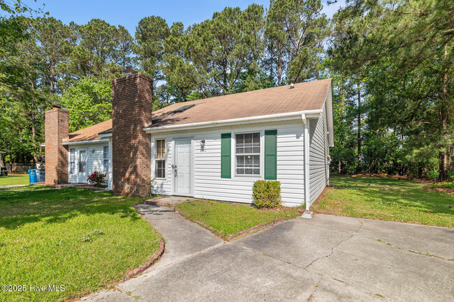 Building Photo - 141 Pine Crest Dr
