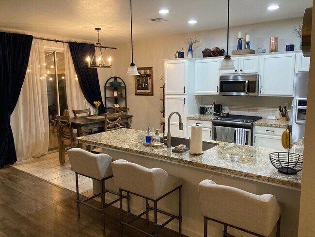 Foto del edificio - Charming 3 bedroom 2 bathroom home located...