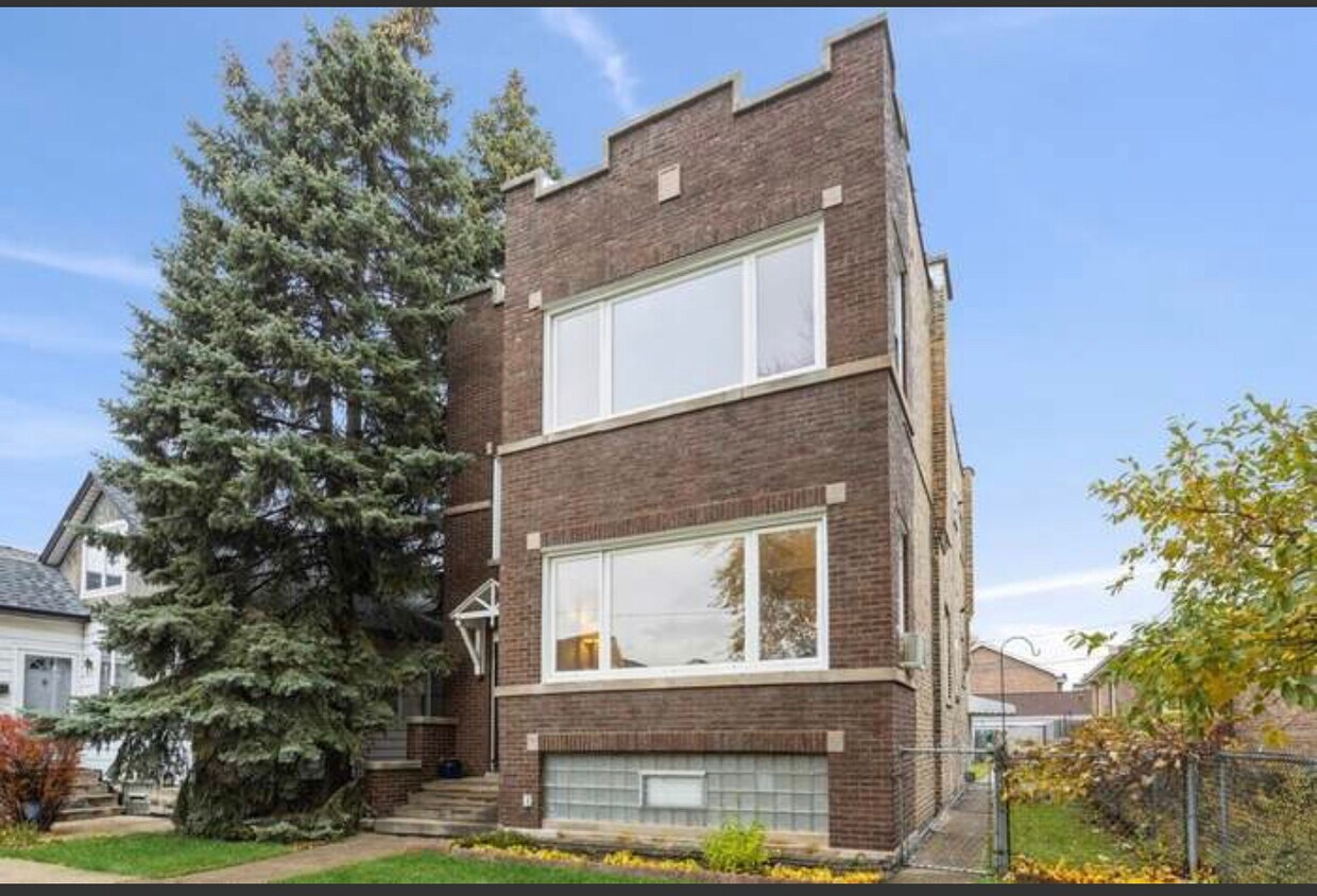 5808 W Cornelia Ave Unit 1st Floor, Chicago, IL 60634 Apartments in