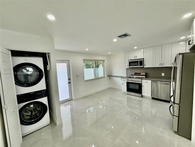 Building Photo - 3 bedroom in Miami FL 33142