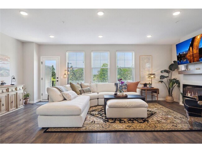 Foto del edificio - 879 S Woodlawn Ave