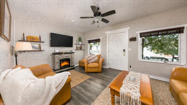 Building Photo - Updated 2 Bedroom 1 Bath Home
