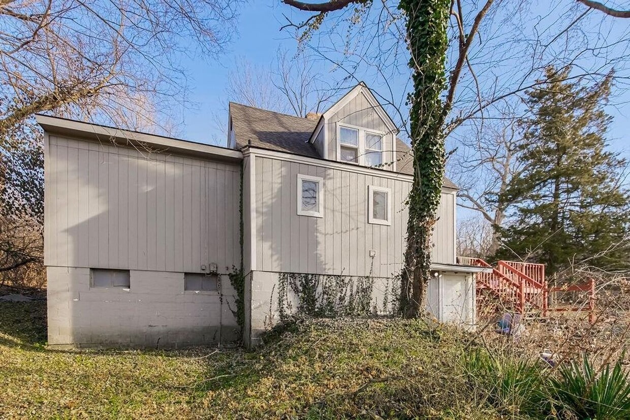 Building Photo - COMING SOON!! Northland 3 Bed 2 Bath!!