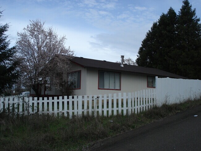 Foto del edificio - ~Centrally Located 3 Bedroom Home~