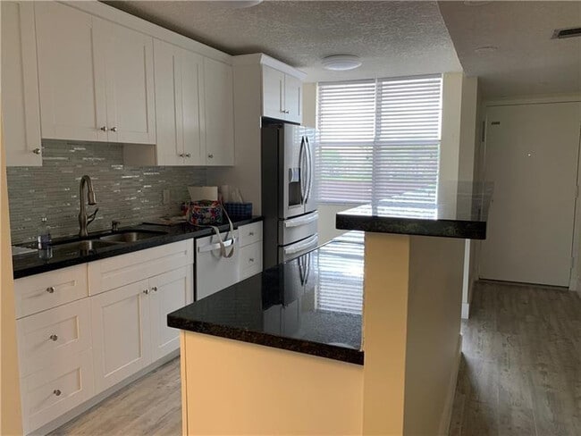 Building Photo - 250 Jacaranda Dr
