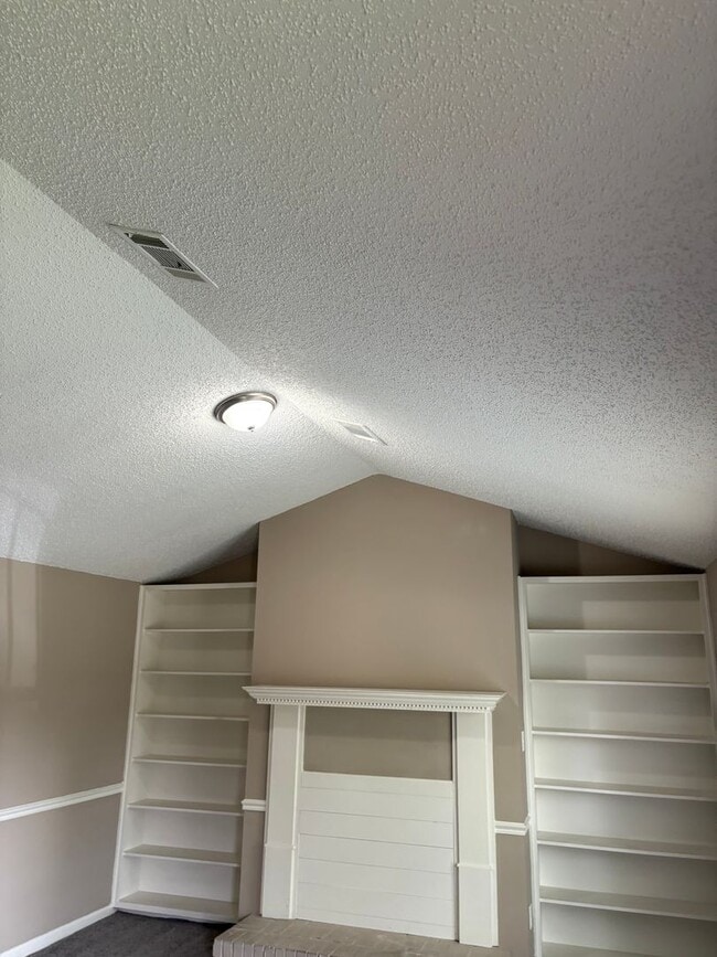 Building Photo - 6459 Summer Creek E