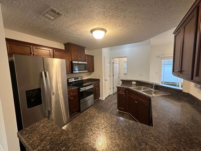 Building Photo - 3 BR/ 2.5 BA Townhome in Somerset Springs in Spring Hill! Club House pool, workout area, etc..