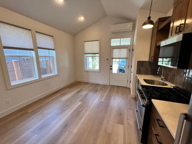 Building Photo - 249