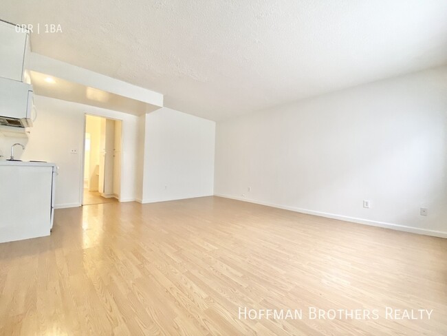 Building Photo - 634 N St Andrews Pl