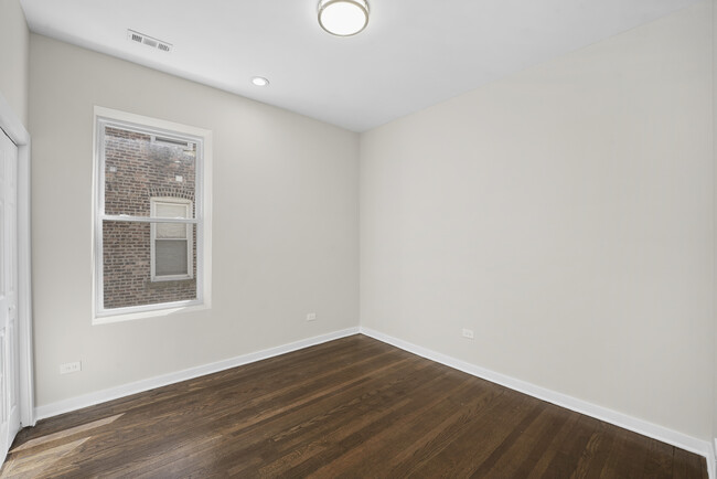 Building Photo - 6014 S Prairie Ave