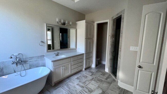 Foto del edificio - 155 Rockwell Park Blvd