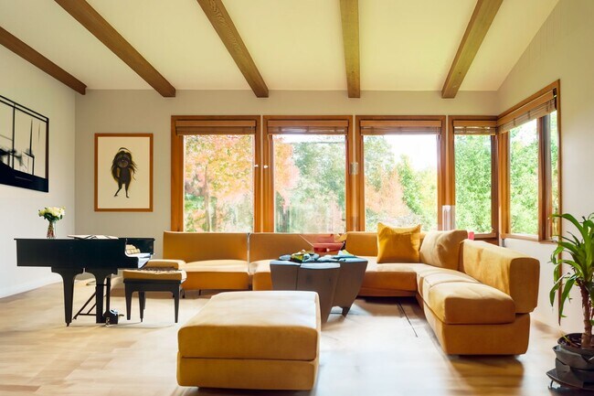 Foto del edificio - 2 Level Mid-Century home for lease! Tour today!