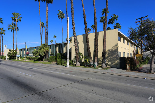 Building Photo - Luau Manor