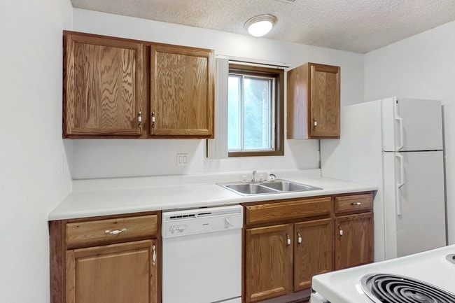 Building Photo - Colonial Village