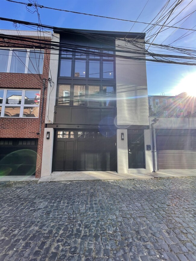 Building Photo - 623 Court St