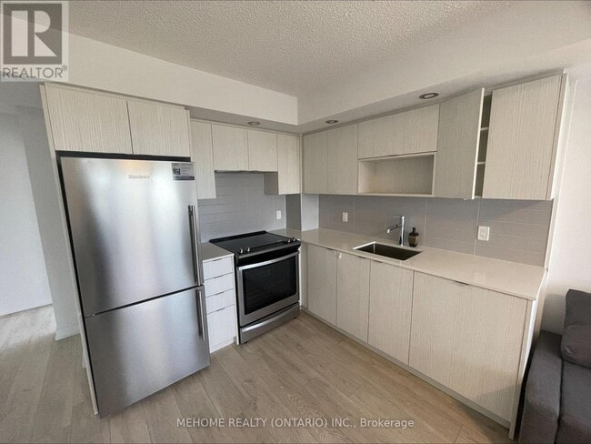 Building Photo - 225 Village Green Square