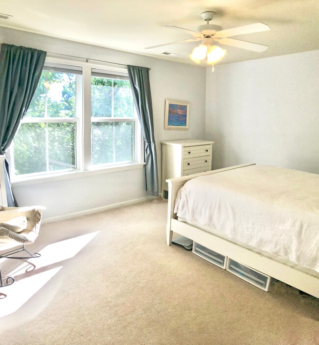 Bedroom 1 with queen bed and double closets - 100 Melbourne Park Cir