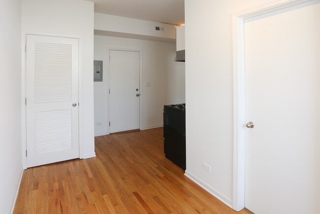 Building Photo - 5054 N Winthrop Ave