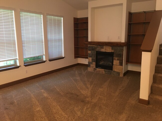Building Photo - Lake Forest Townhouse
