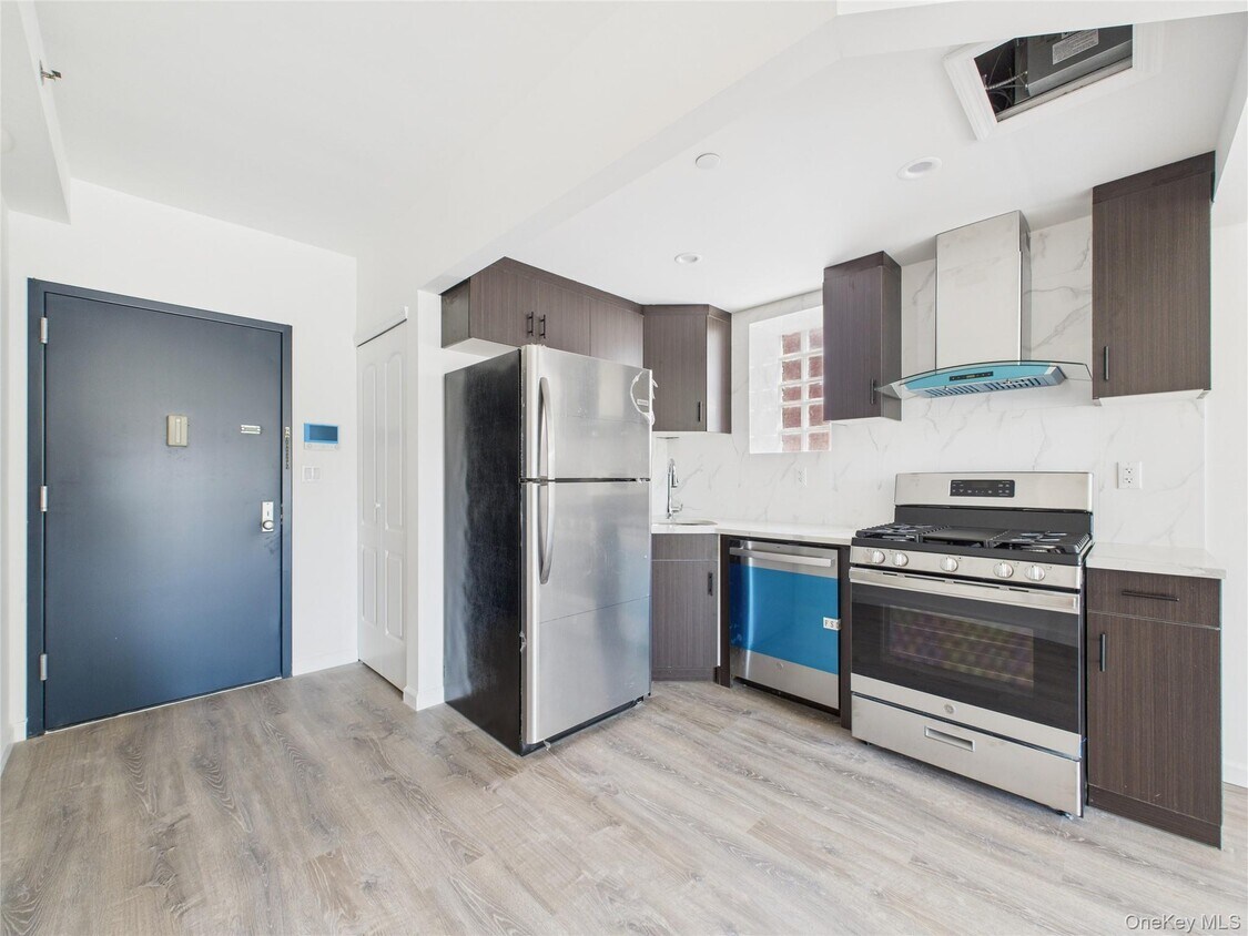 Foto principal - 97-30 64th Ave