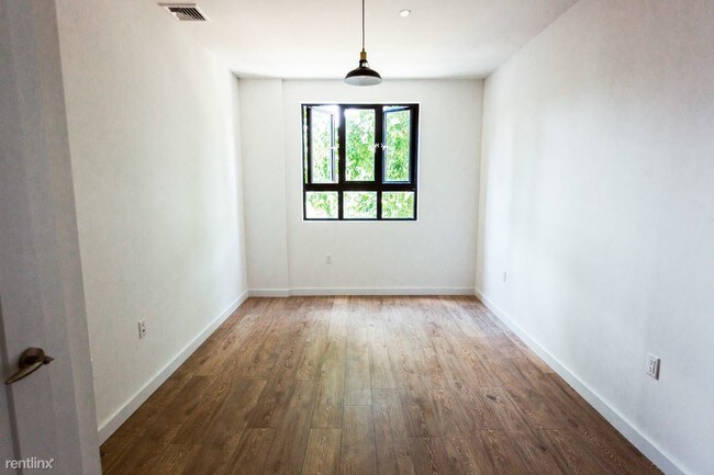Building Photo - 451 Maple St
