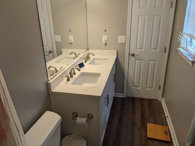 Dual sink en suite - 9483 1st View St